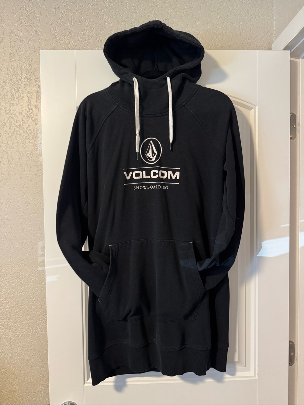 Volcom Snowboarding Women’s Black Hooded Sweatshirt - extra long